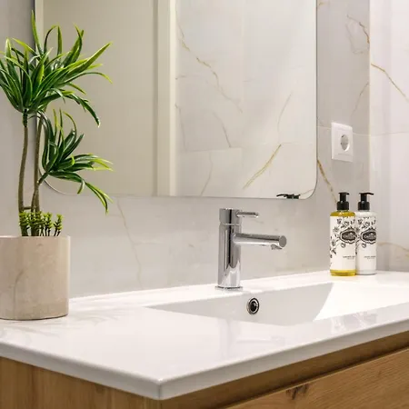 Luxury Style 6 With Ac Downtown Near Metro *